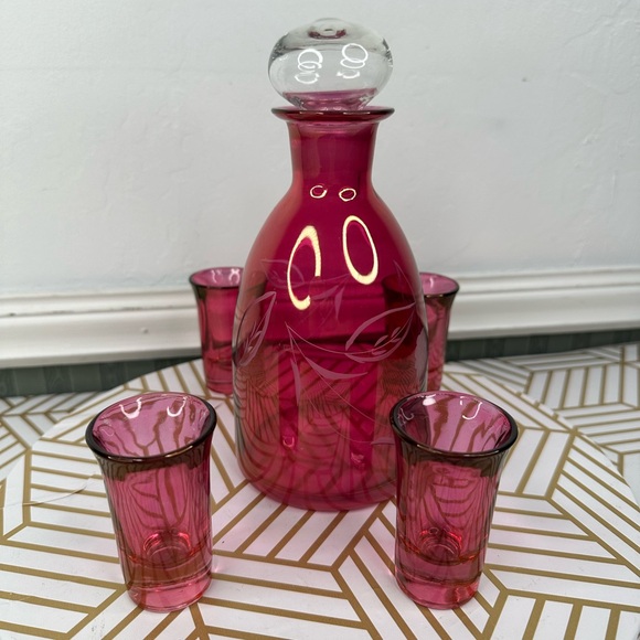 VTG Etched Cranberry Glass DECANTER W/ 4 Cordial Shot Glasses MCM - Picture 8 of 11